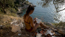 Sur la plage, une femme s'interroge sur les alternatives responsables en matière de maillots de bain.