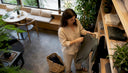 Une femme prend le temps de comparer les articles en magasin pour dénicher une pièce éco-responsable.