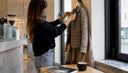 Une femme revisite la veste en tweed rétro en l’associant à une tenue contemporaine, pour un look à la fois élégant et moderne.