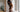 Femme en train d’ajuster sa robe moulante devant le miroir.