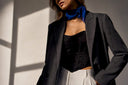 Silhouette vêtue d'un corset sous un blazer