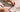 Manos midiendo una prenda