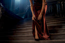Silhouette en train de racourcir l’ourlet d’une robe en satin