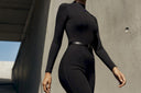 Detalle editorial de catsuit negro con cinturón