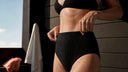 Zoom éditorial sur la ceinture d’un bikini taille haute