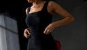 Detalle de vestido bandage negro ceñido