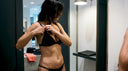 Mujer acomodándose el tirante del bikini